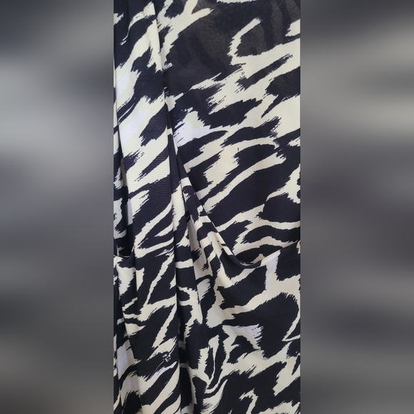 Chic Black and White Abstract Print Dress - Picture 15 of 16